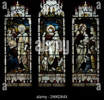 Buntglas in St. Augustine`s Church, Edgbaston, Birmingham, Großbritannien Stockfoto